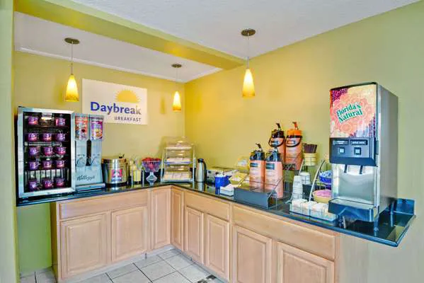 Days Inn by Wyndham Torrington 4