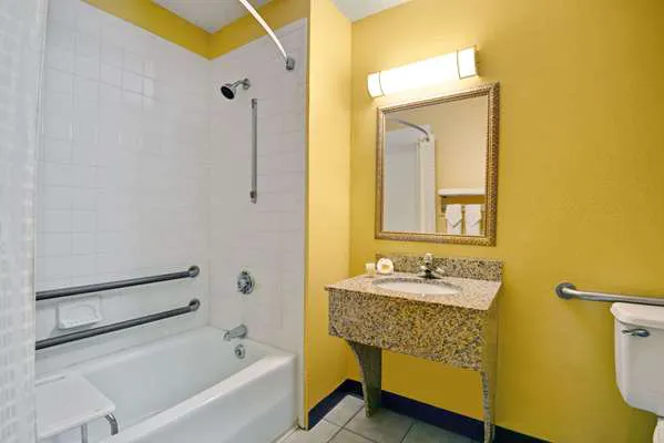 Days Inn by Wyndham Torrington 4