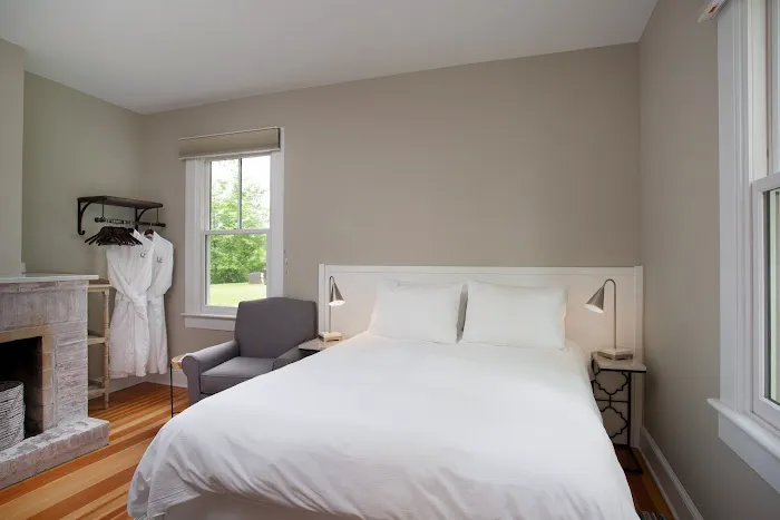 The Lakehouse Inn 4