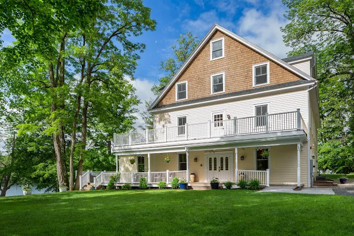 The Lakehouse Inn 4