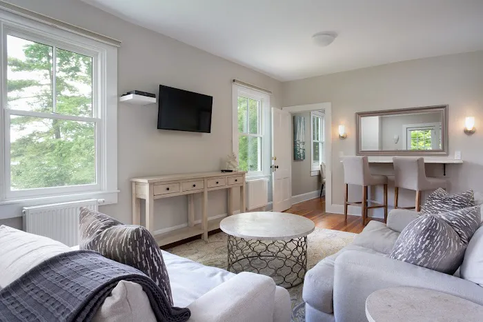 The Lakehouse Inn 4