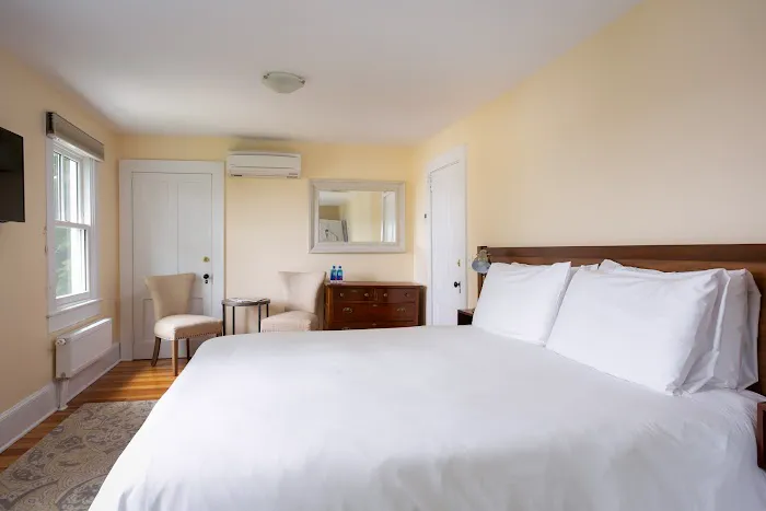 The Lakehouse Inn 4