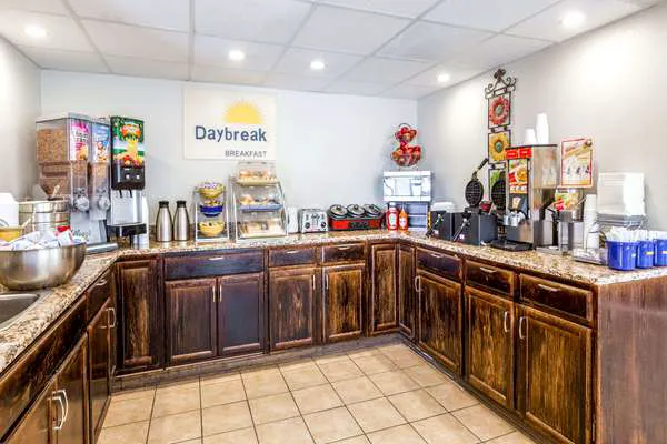 Days Inn by Wyndham Syracuse 4