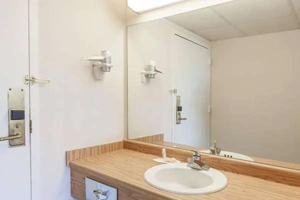 Days Inn by Wyndham Syracuse 4