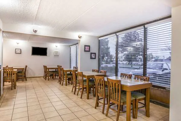 Days Inn by Wyndham Syracuse 4