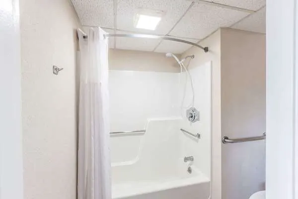Days Inn by Wyndham Syracuse 4