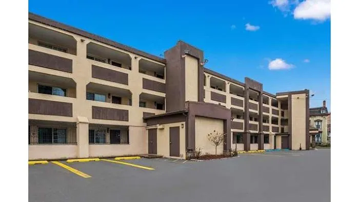 Clarion Pointe Downtown 5