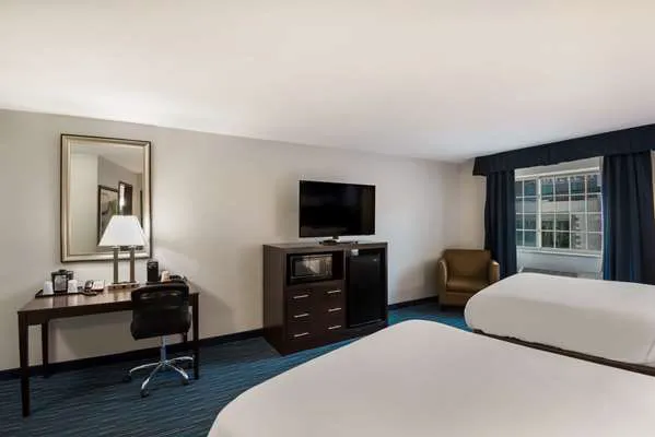 Clarion Pointe Downtown 5