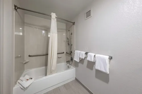 Home Town Inn by Red Roof East Syracuse 4