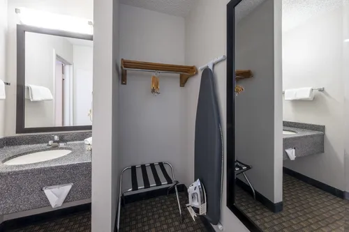 Home Town Inn by Red Roof East Syracuse 4