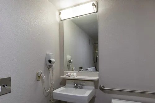 Home Town Inn by Red Roof East Syracuse 4