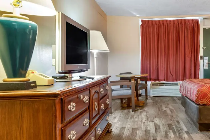 Econo Lodge 4