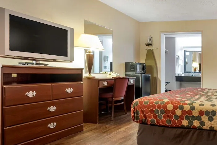 Econo Lodge 4
