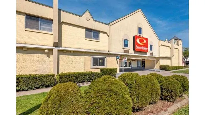 Econo Lodge 4