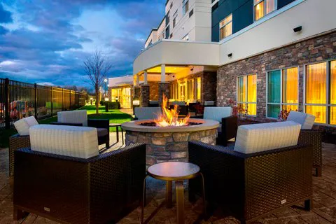 Courtyard Schenectady at Mohawk Harbor 4
