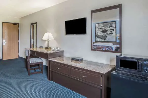 Super 8 by Wyndham New Castle 4