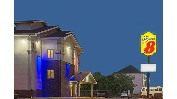 Super 8 by Wyndham New Castle 4