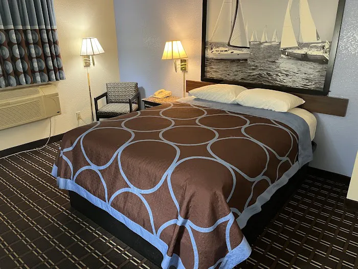 Super 8 by Wyndham New Castle 4