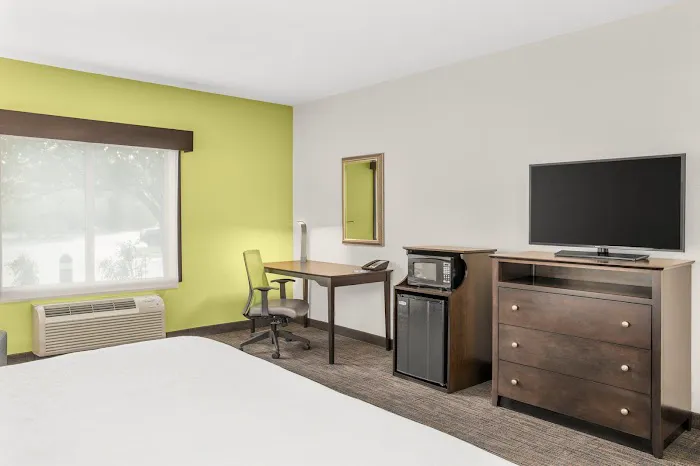 Holiday Inn Express & Suites Wilmington-Newark by IHG 4