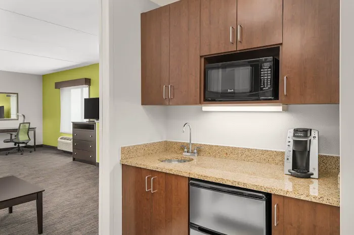 Holiday Inn Express & Suites Wilmington-Newark by IHG 4