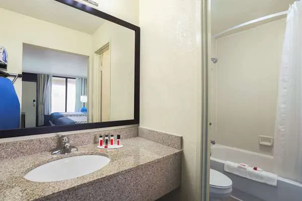 Days Inn by Wyndham Newark Wilmington 4