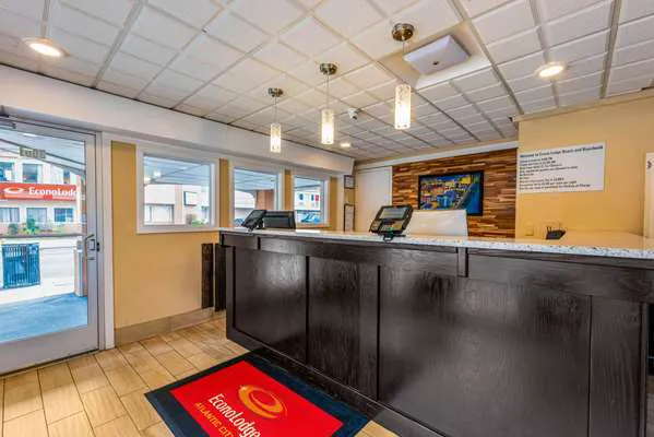 Econo Lodge Beach and Boardwalk 4