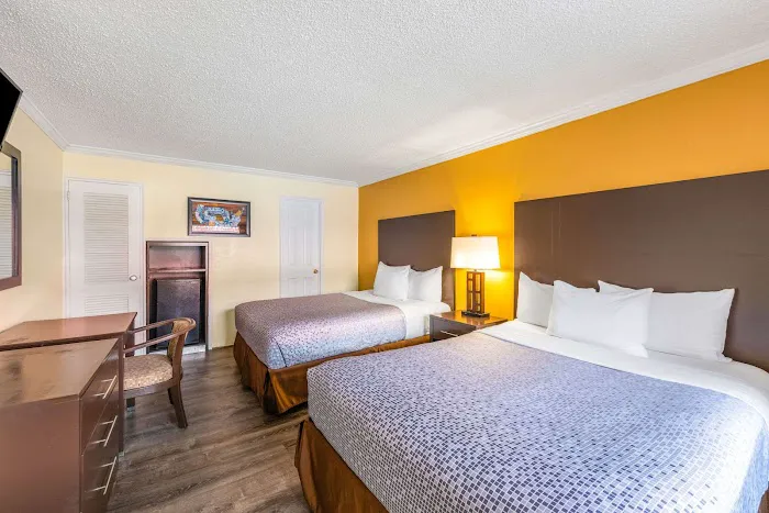 Econo Lodge Beach and Boardwalk 4