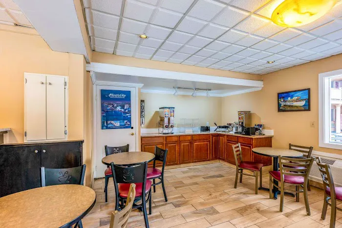 Econo Lodge Beach and Boardwalk 4