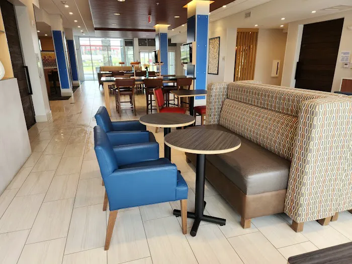 Holiday Inn Express & Suites Lancaster - Mount Joy, an IHG Hotel 4