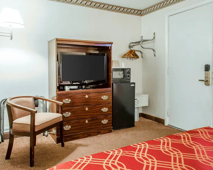 Econo Lodge 4