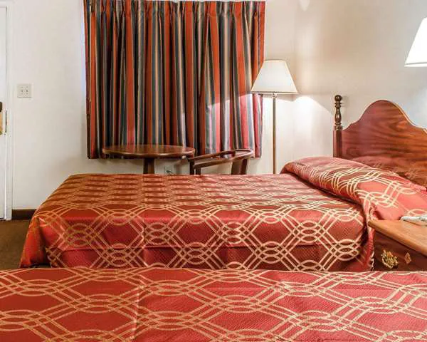 Econo Lodge 4