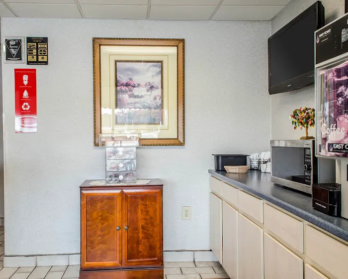 Econo Lodge 4
