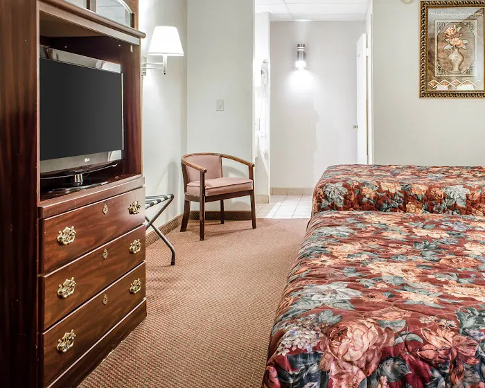Econo Lodge 4