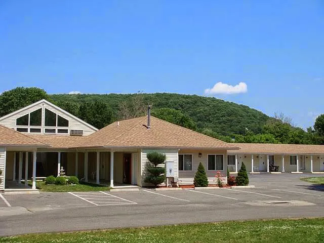 The Rocky River Inn 4