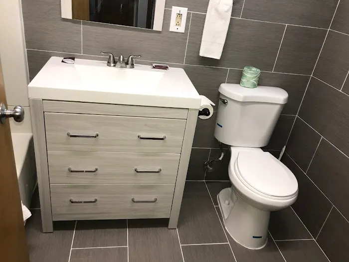 Wolcott Inn & Suites 4