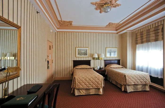 Wolcott Inn & Suites 4