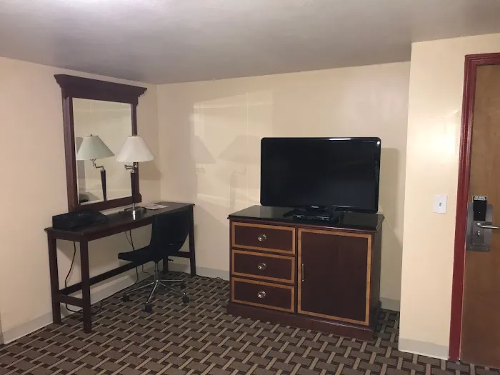 Wolcott Inn & Suites 4