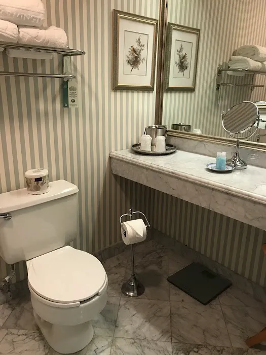 The Farmington Inn & Suites 4