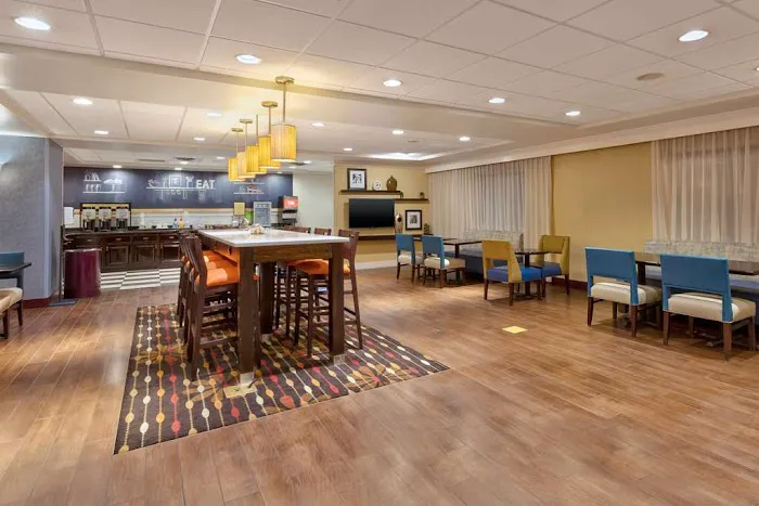 Hampton Inn Waterbury 4