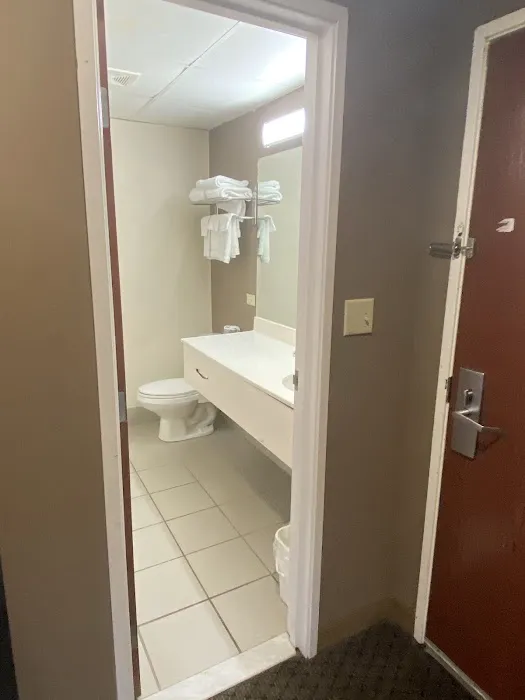 Capital Inn & Suites 4