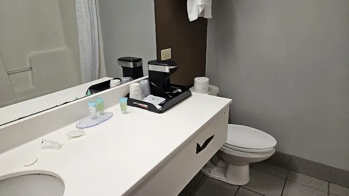 Capital Inn & Suites 4