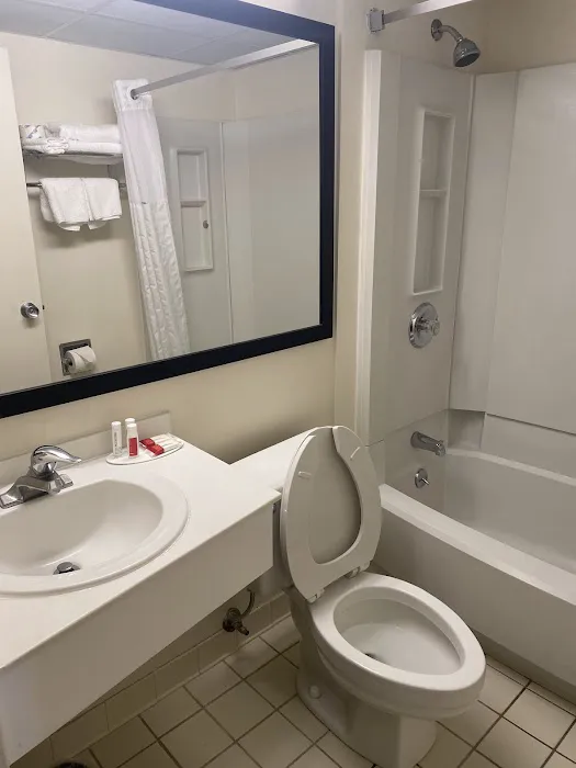 Super 8 by Wyndham Liverpool/Syracuse North Airport 4