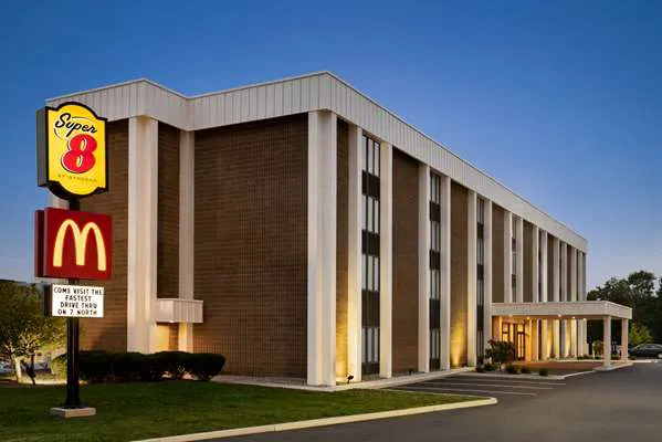 Super 8 by Wyndham Liverpool/Syracuse North Airport 4