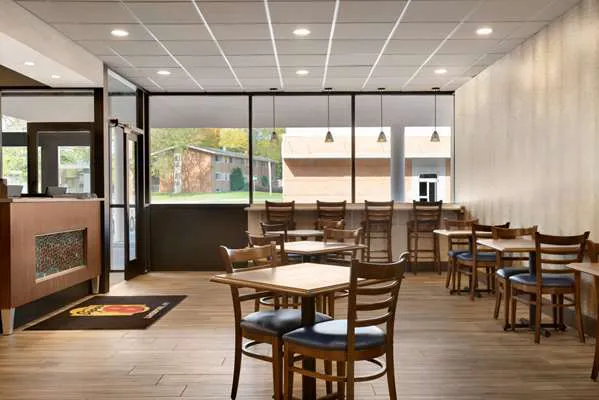 Super 8 by Wyndham Liverpool/Syracuse North Airport 4