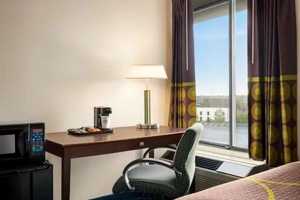 Super 8 by Wyndham Liverpool/Syracuse North Airport 4