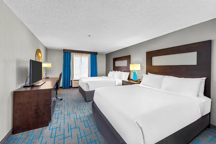 Holiday Inn & Suites Syracuse Airport 4