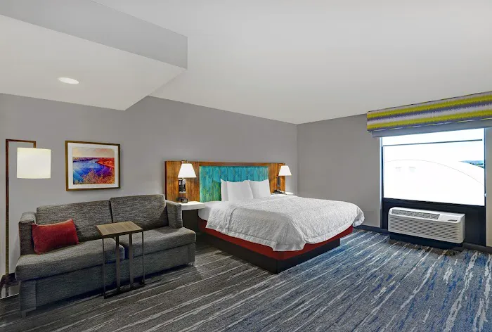 Hampton Inn Utica 4