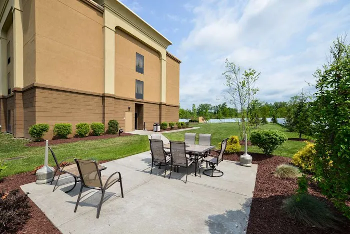 Hampton Inn Utica 4