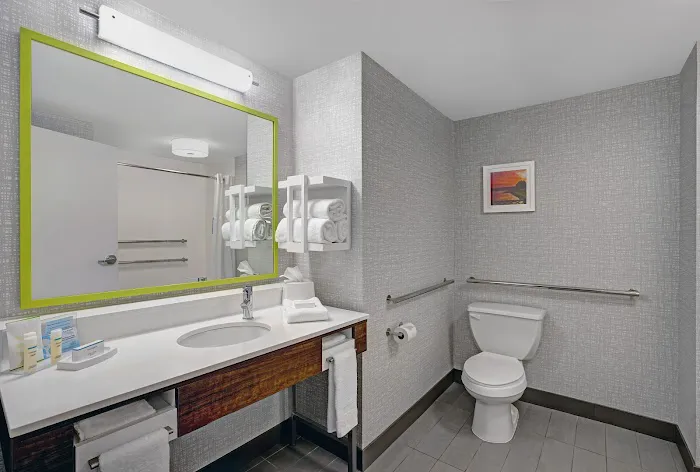 Hampton Inn Utica 4