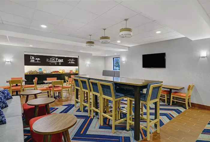 Hampton Inn Utica 4